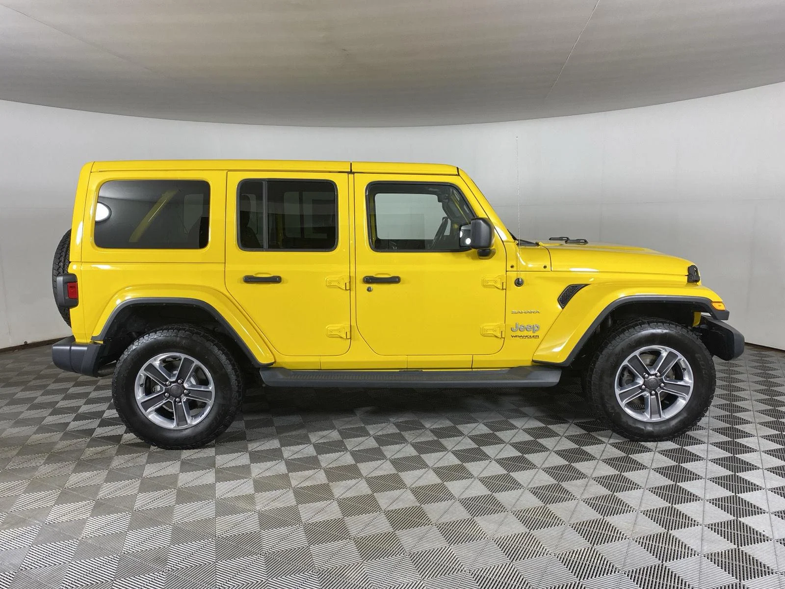 Used 2019 Hellayella Jeep Sahara image 11