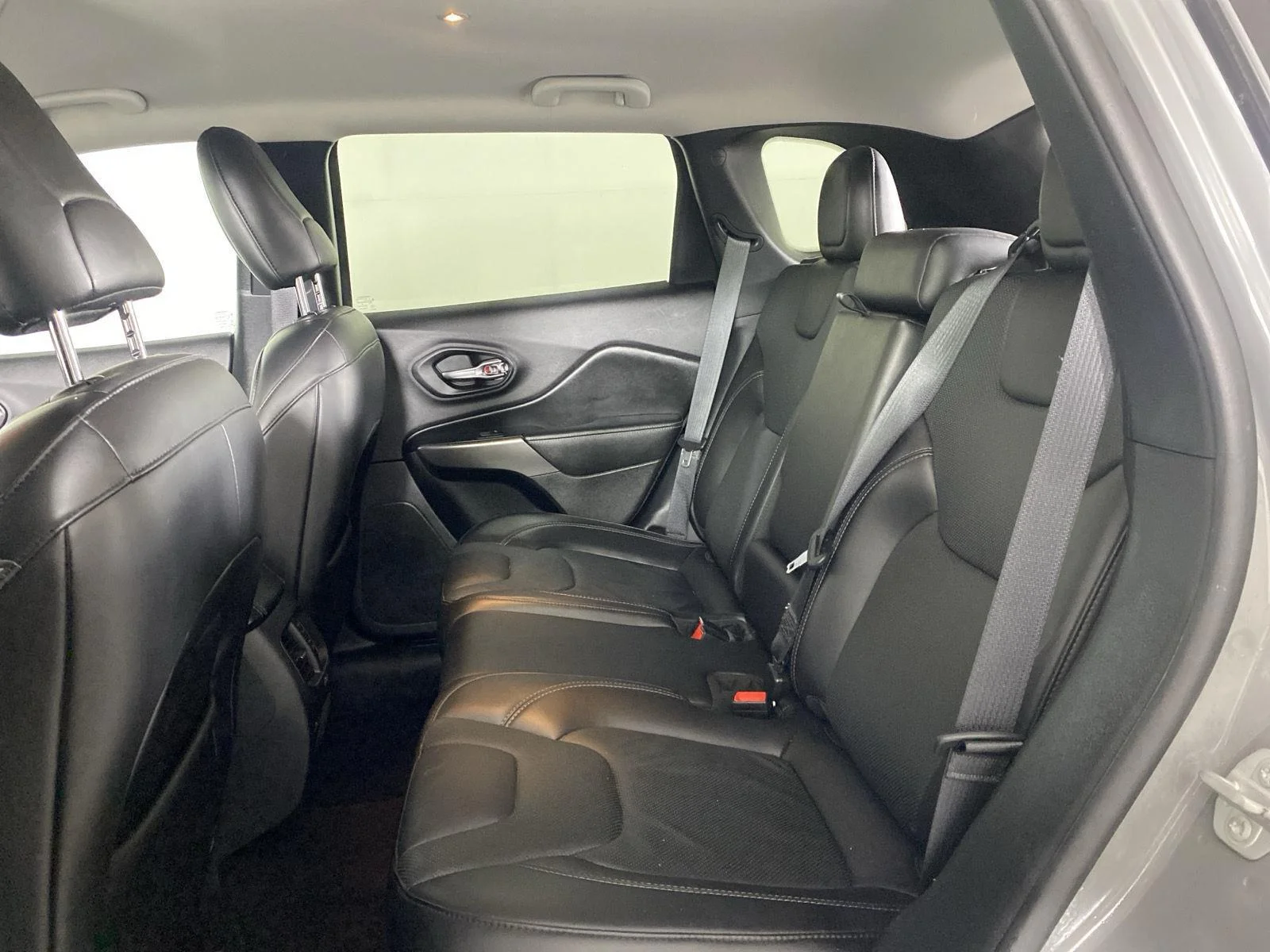 Used 2019 Sting-Gray Clearcoat Jeep Limited image 32
