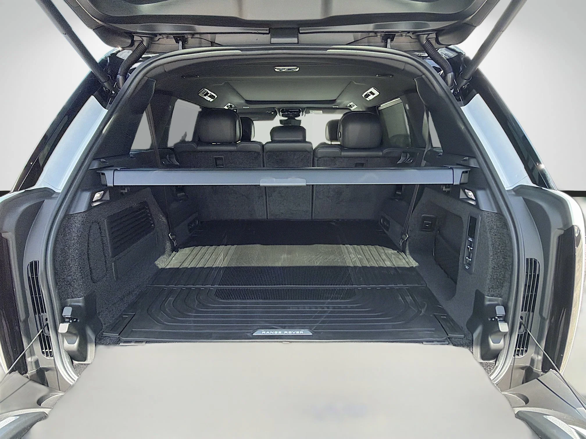 New 2026 Ostuni Pearl White Premium Metallic Land Rover SE image 11