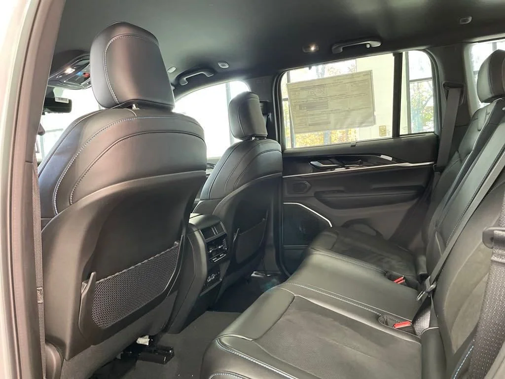 New 2024 Silver Zynith Exterior Paint Jeep Trailhawk 4xe image 18