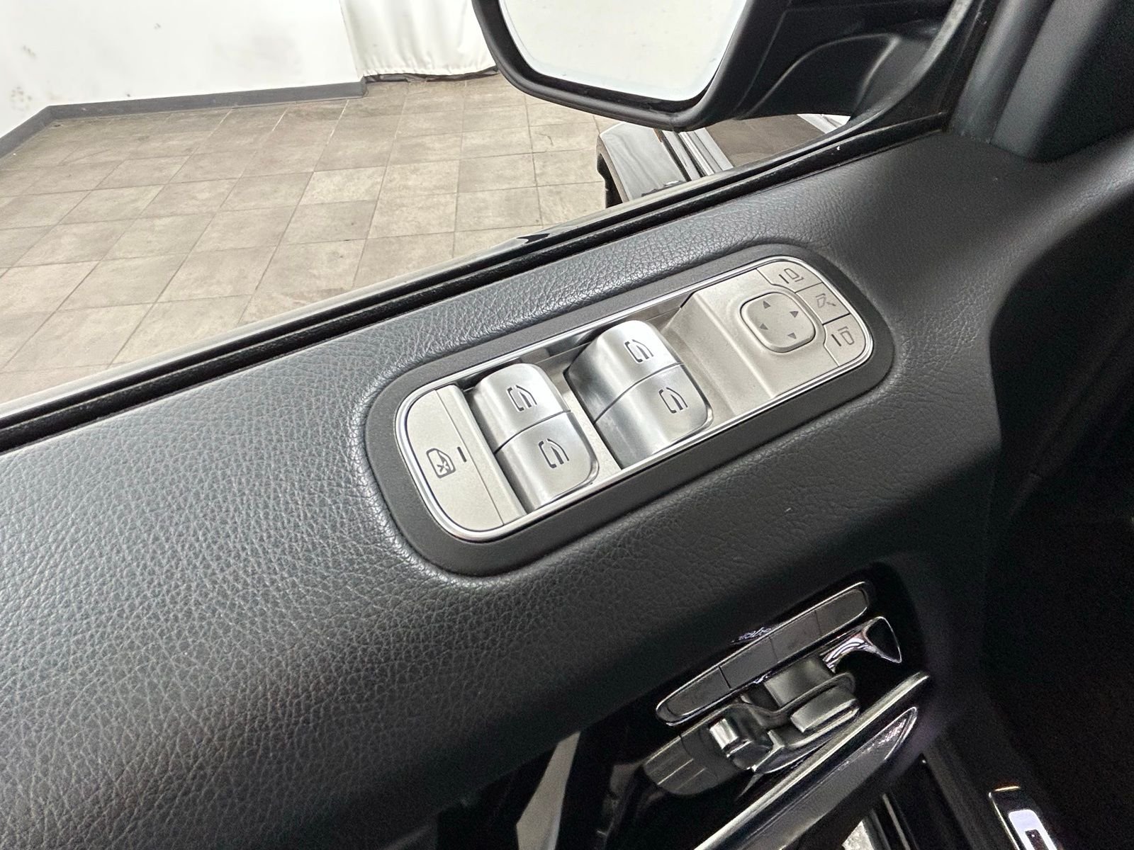 Used 2025 Obsidian Black Metallic Mercedes-Benz G 550 image 29