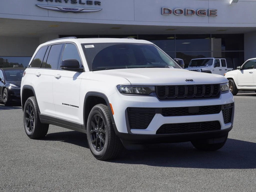 New 2026 Bright White Clear-Coat Exterior Paint Jeep Laredo Altitude image 2