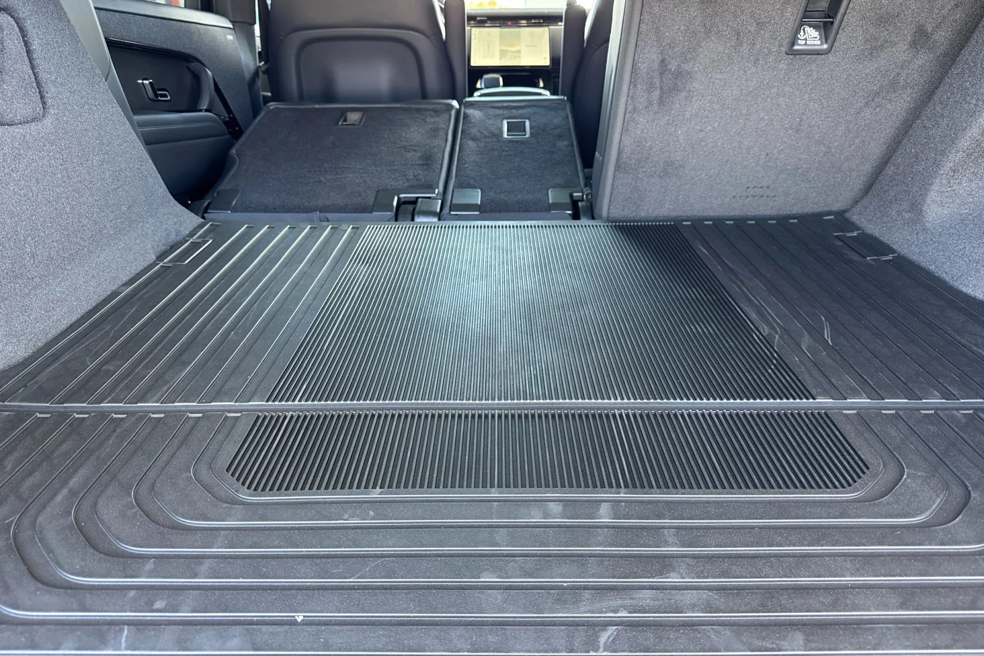 New 2026 Santorini Black Land Rover Dynamic SE image 17