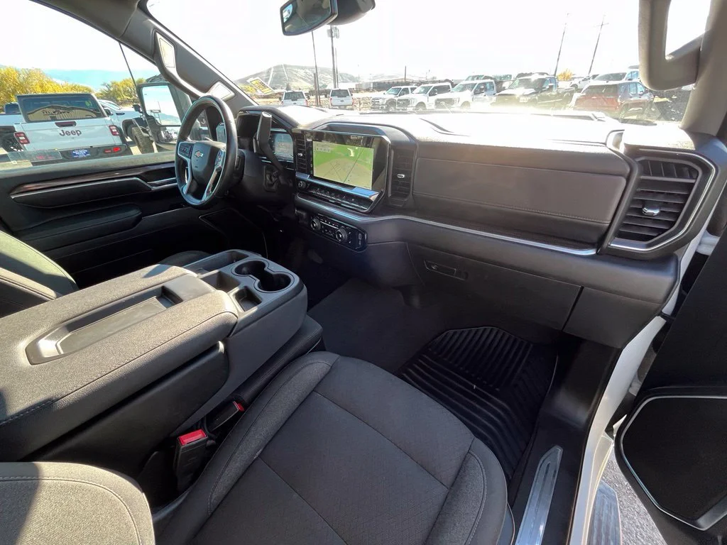 Used 2025 Summit White Chevrolet LT image 19