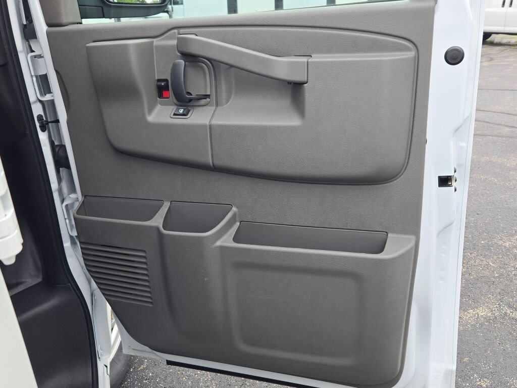 2025 Chevrolet Express Cargo Work Van - Photo 8