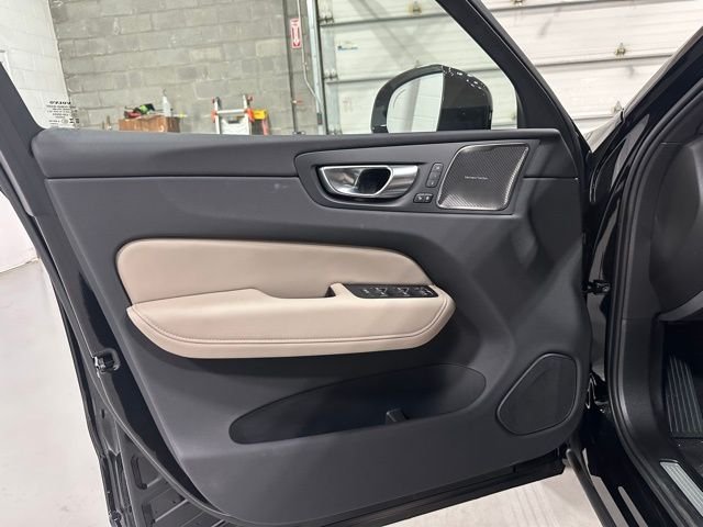 2026 Volvo XC60 Plus - Photo 11