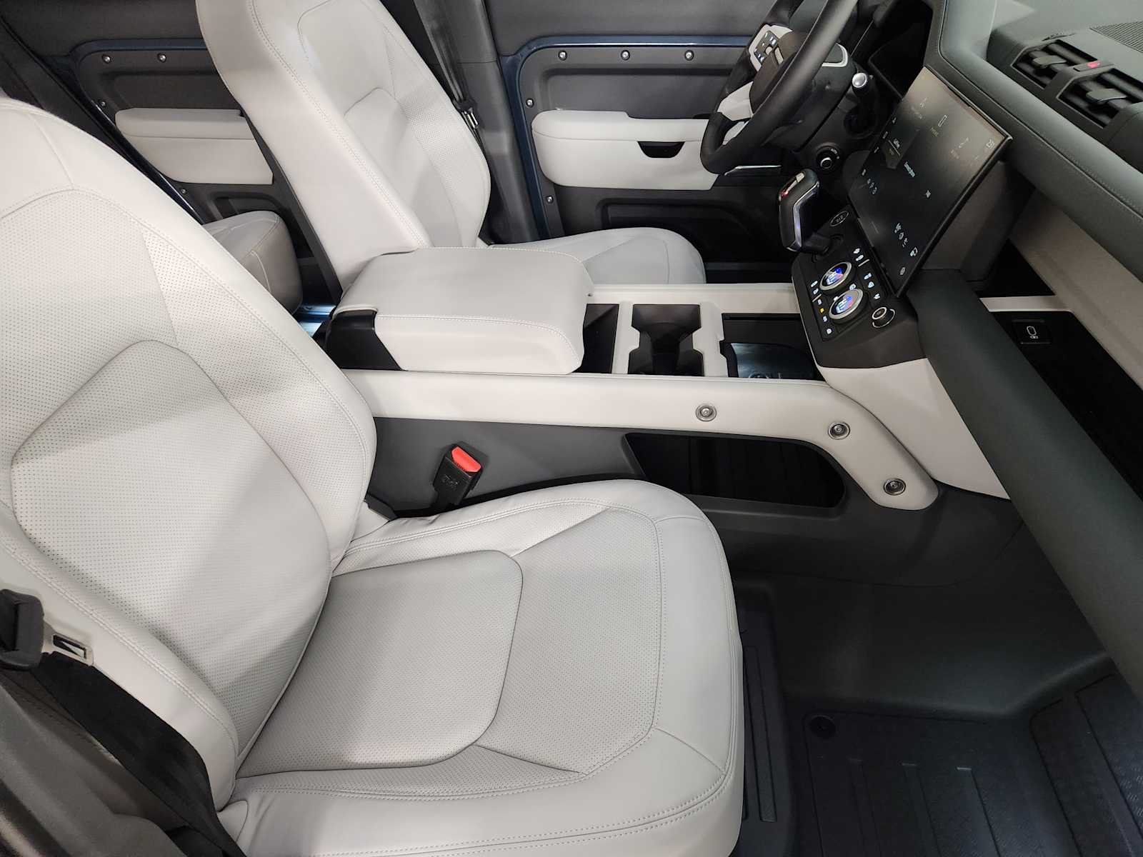 New 2026 Tasman Blue Land Rover X-Dynamic SE image 3