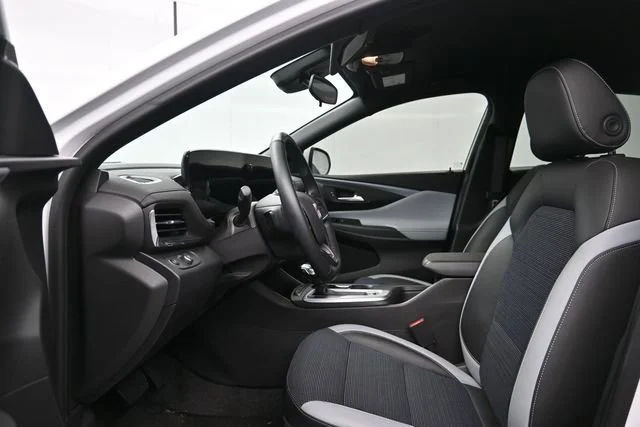 Used 2025 Summit White Buick Preferred image 9