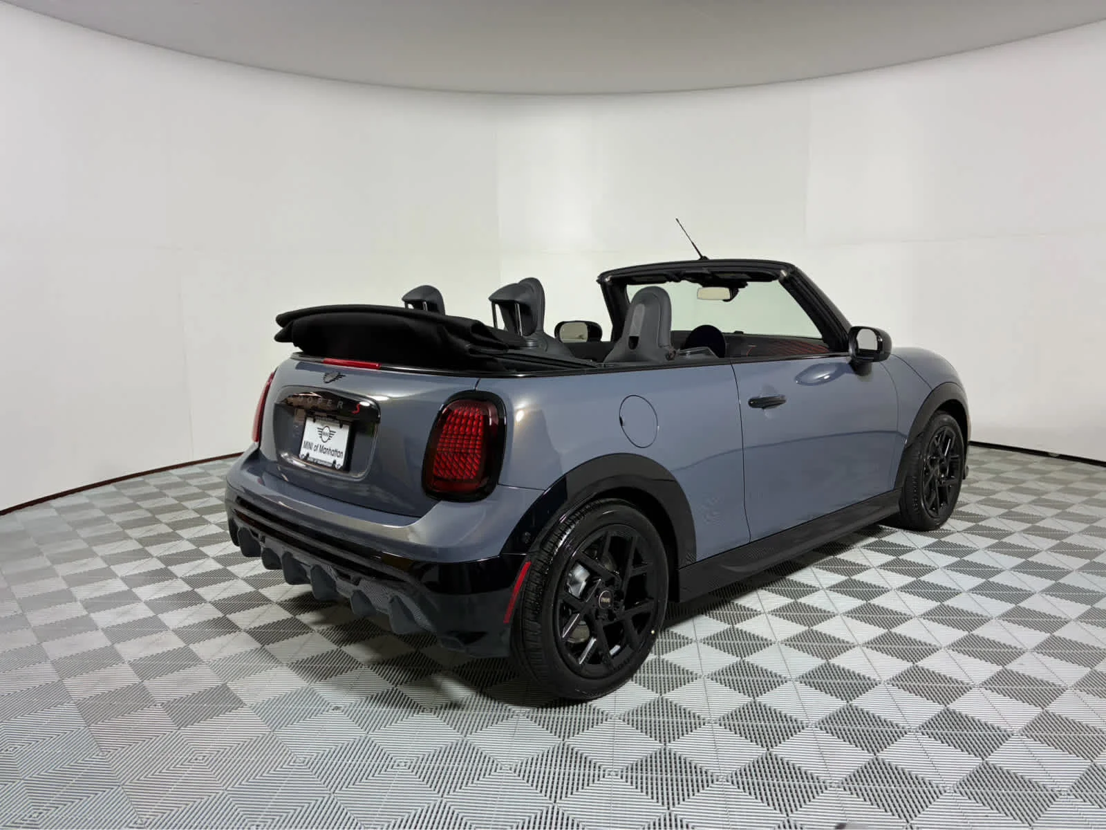 New 2026 Copper Grey Metallic MINI Iconic image 3