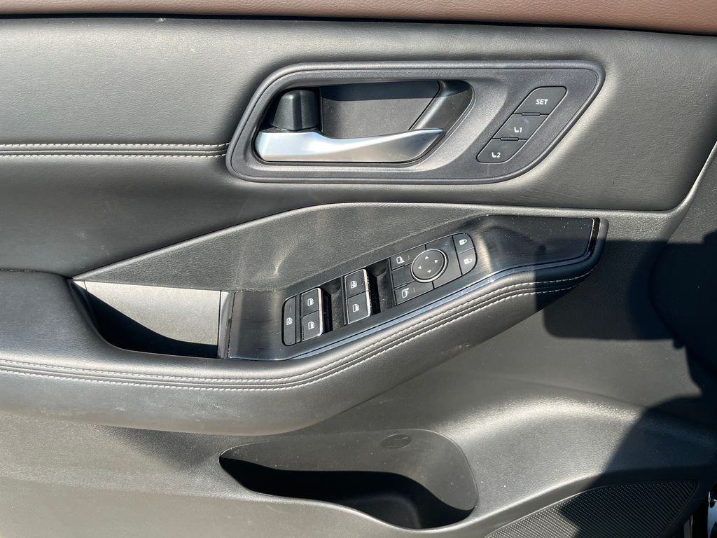 Used 2023 Black Nissan SL image 10