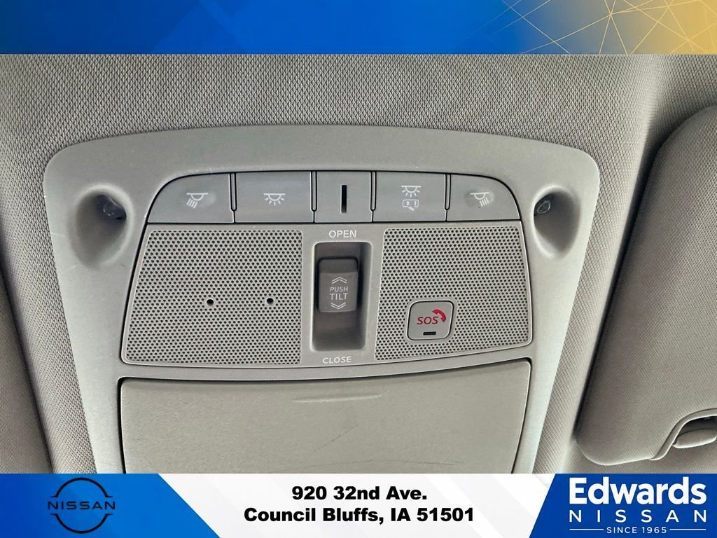 Used 2017 White Nissan  image 29