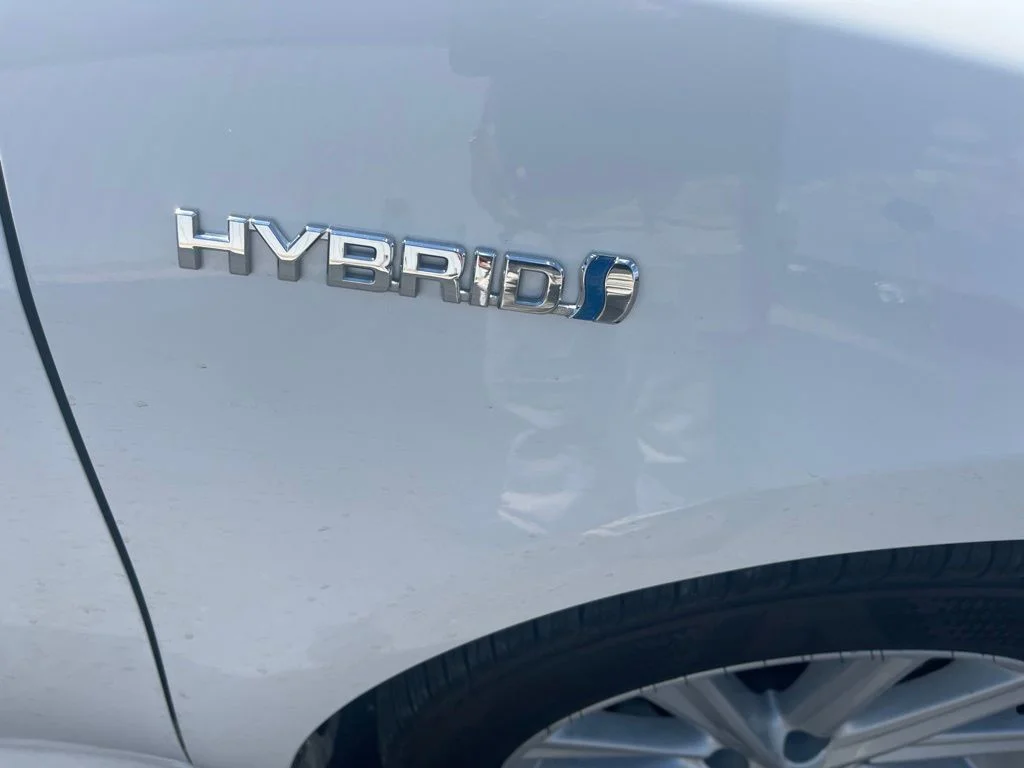 Used 2014 Super White Toyota XLE image 14