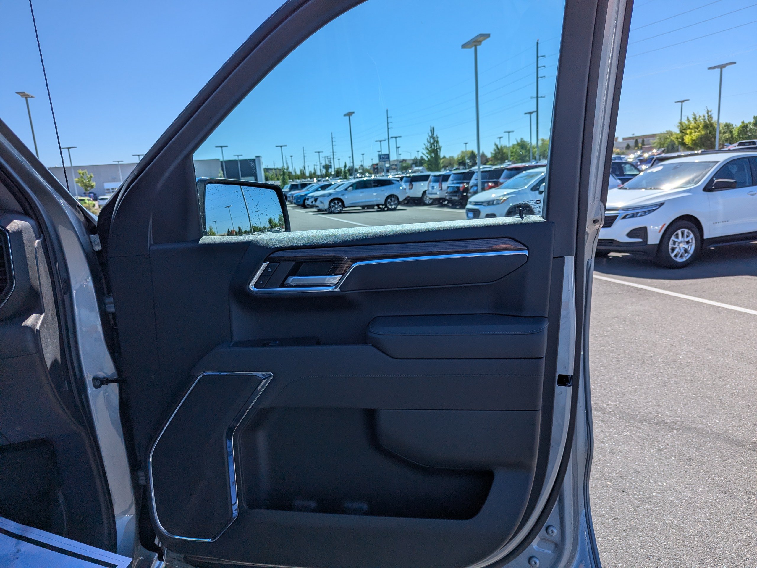 New 2025 Sterling Gray Metallic Chevrolet LT image 38