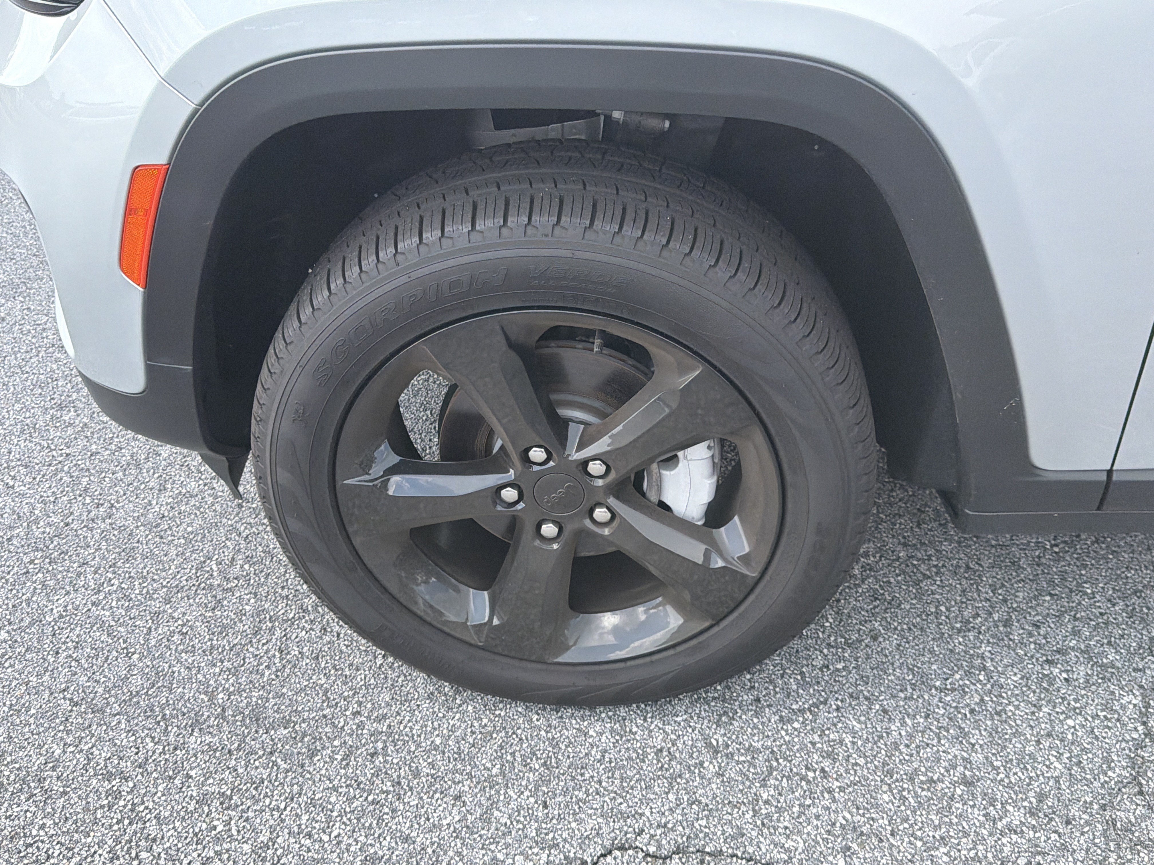 New 2025 Silver Zynith Exterior Paint Jeep Limited image 13