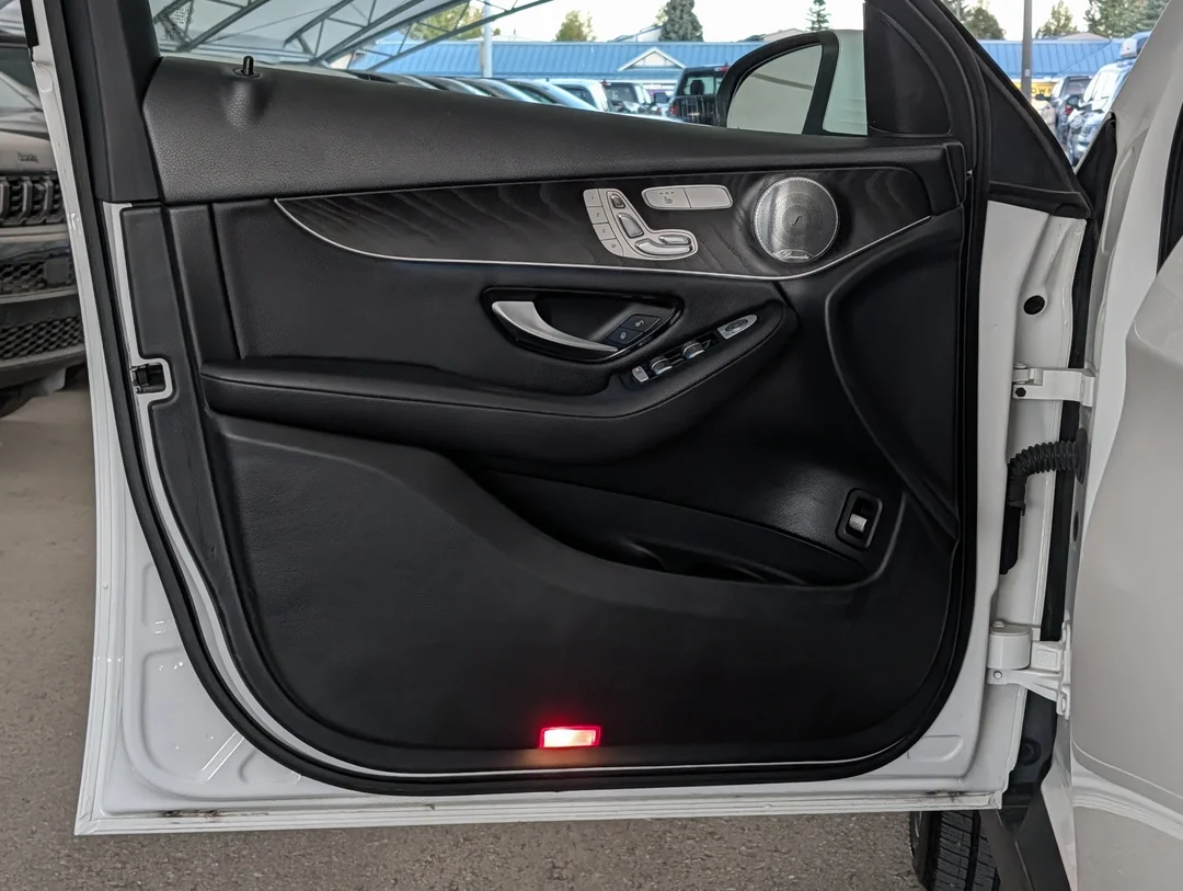 Used 2018 White Mercedes-Benz 300 - - 4MATIC AWD - Power Liftgate - Power Seats - LED Headlights & More! image 12
