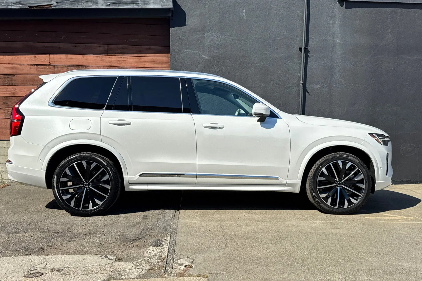 New 2026 Crystal White Volvo T8 Plus 7-Seater image 8