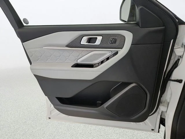New 2026 Star White Metallic Tri-Coat Ford Platinum™ image 22
