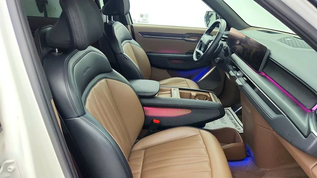 Used 2024 Snow White Pearl Kia Land AWD w/ Brown/Black Interior image 24