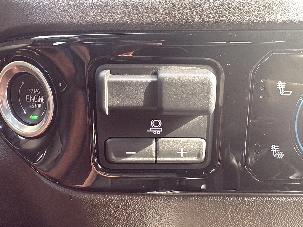 Used 2023 Summit White Chevrolet  image 33