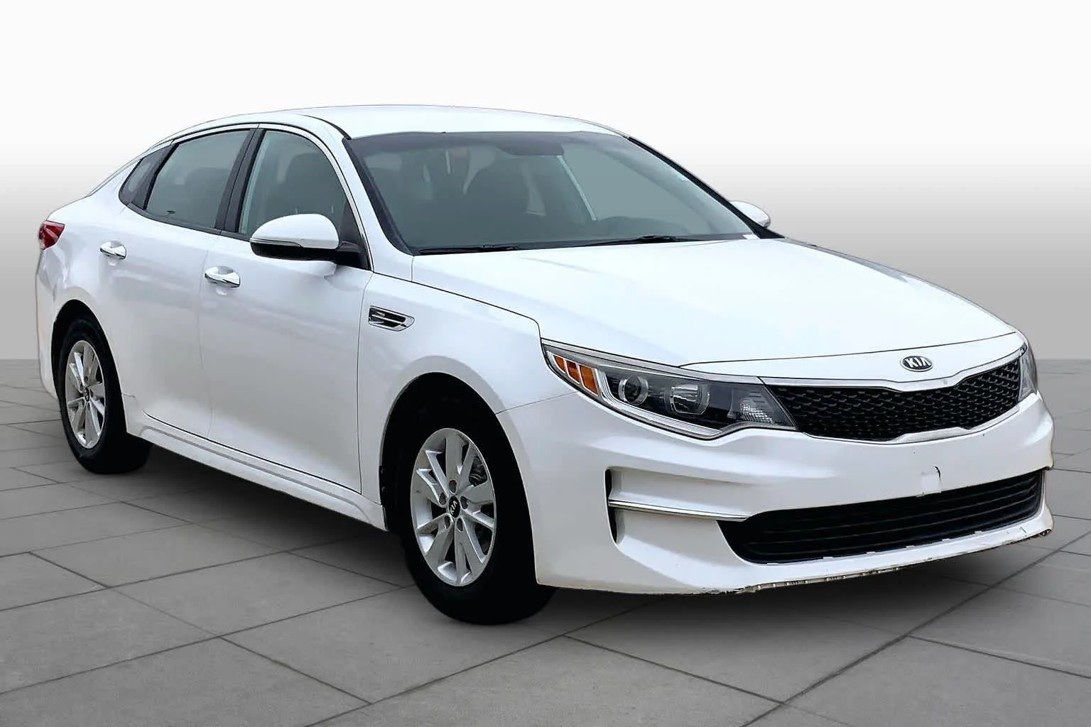 Used 2018 Snow White Pearl Kia LX image 3