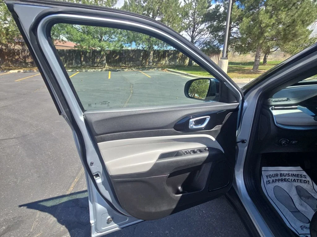 Used 2025 Silver Jeep Limited image 29