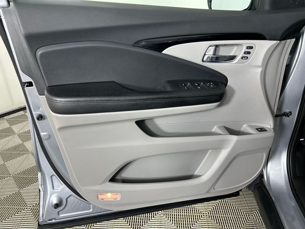 Used 2020 Silver Honda Touring image 10
