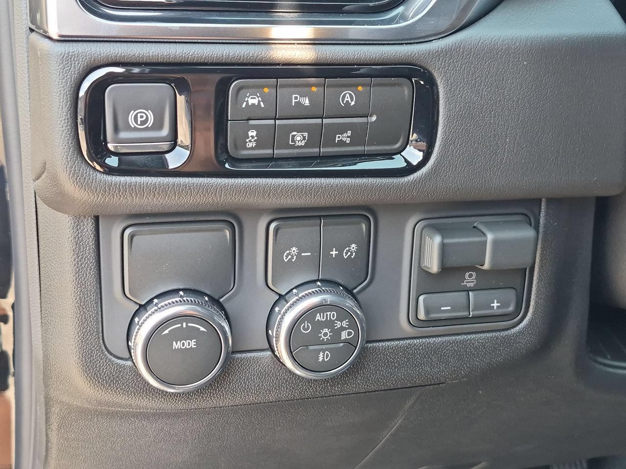 2026 GMC Yukon XL Denali - Photo 17
