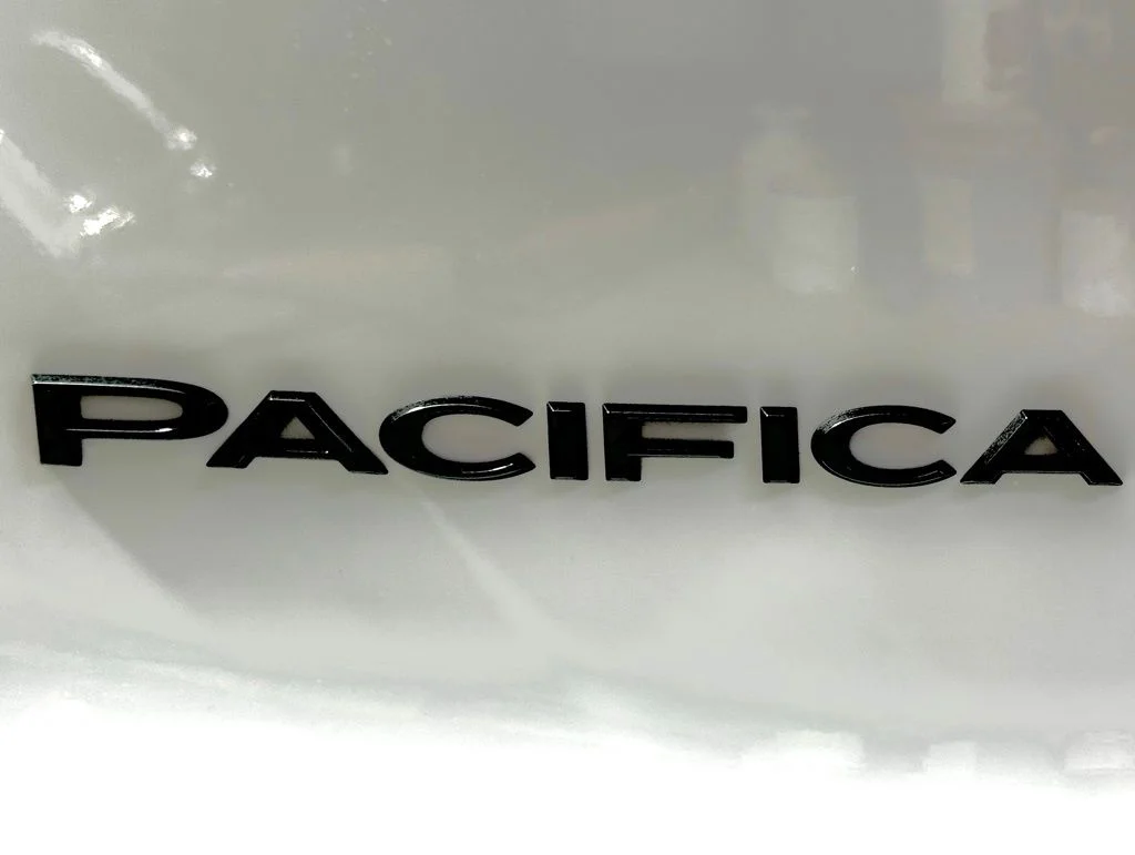 New 2026 Bright White Clear-Coat Exterior Paint Chrysler Select image 7