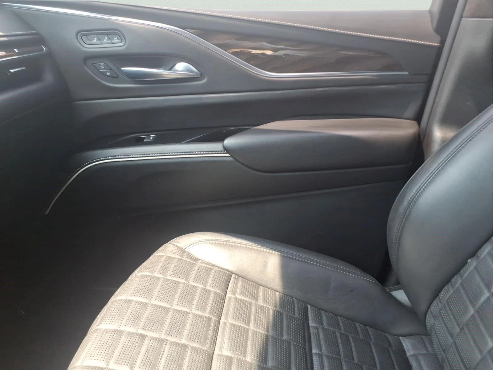 Used 2021 CRYSTAL WHITE TRICOAT Cadillac Sport Platinum image 29