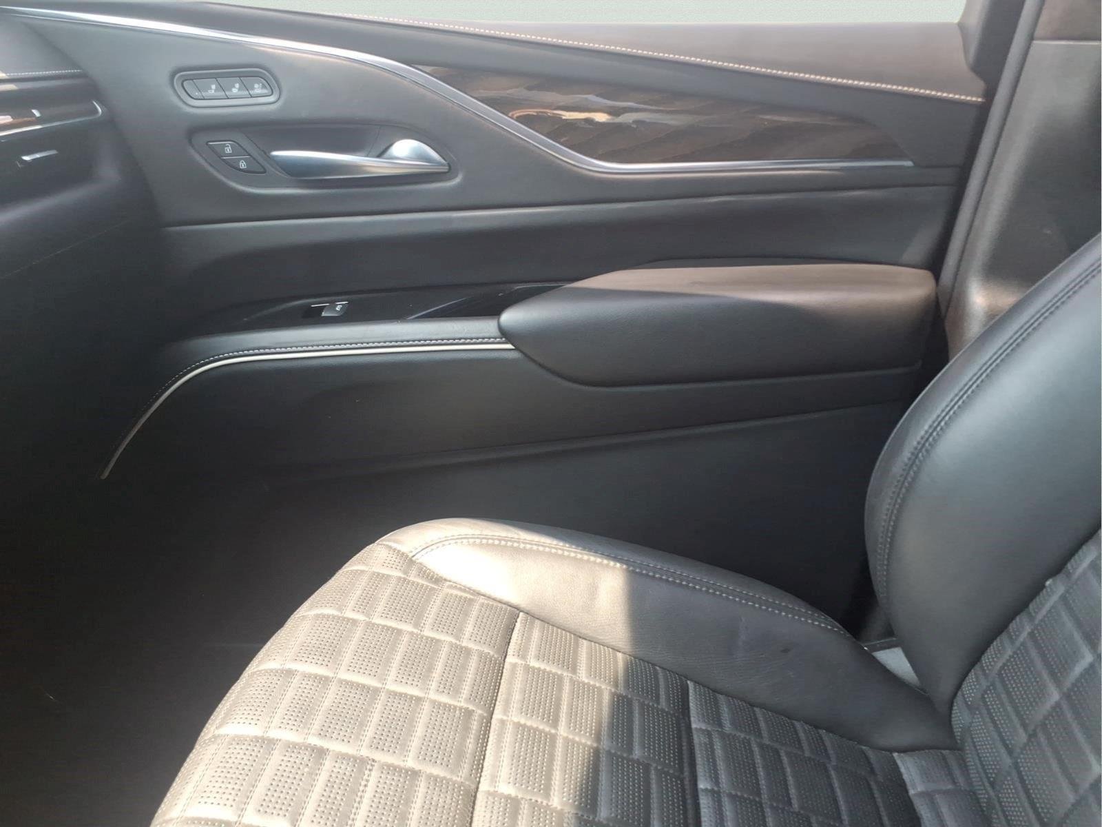 Used 2021 CRYSTAL WHITE TRICOAT Cadillac Sport Platinum image 29