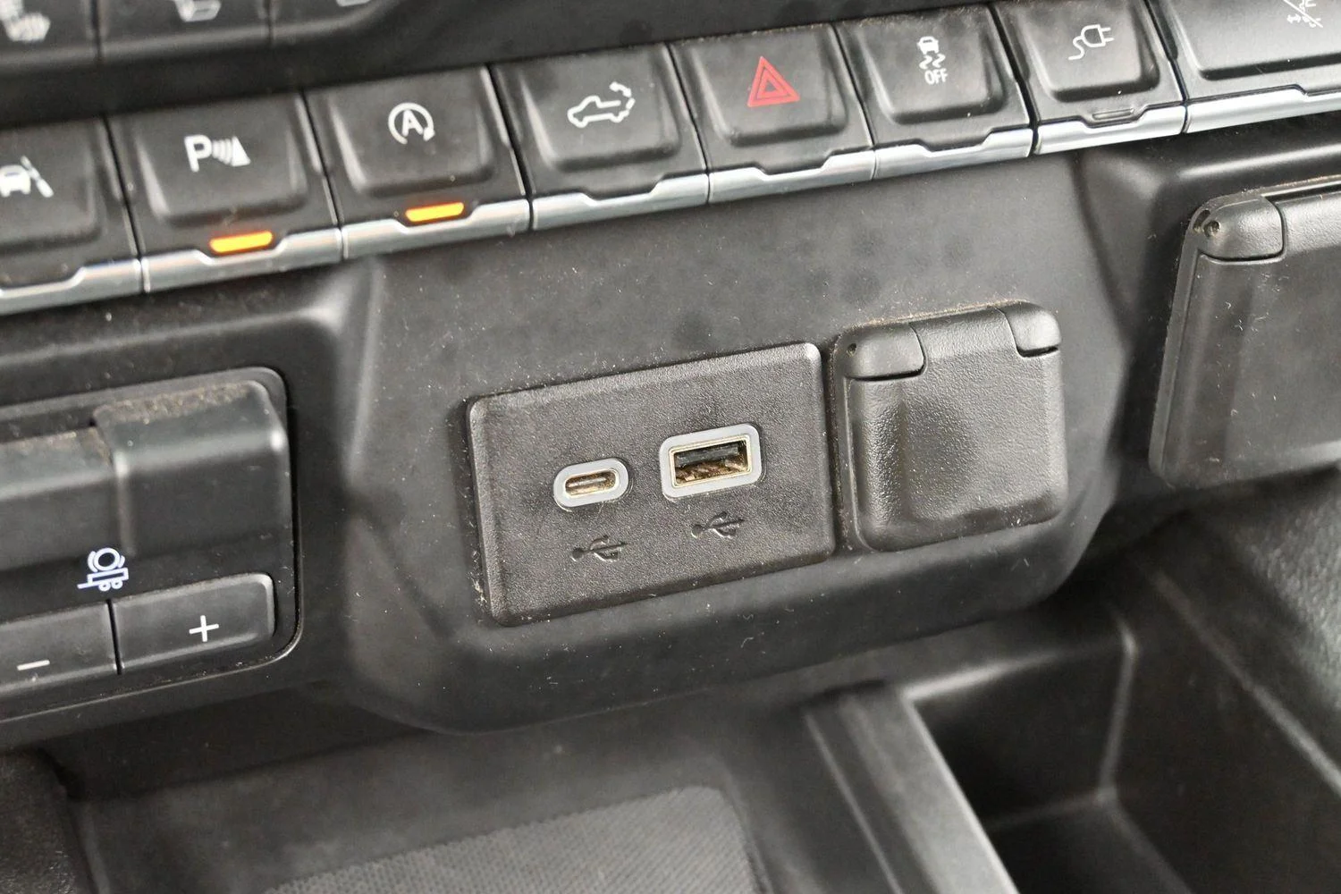 Used 2019 BLACK Chevrolet High Country image 25