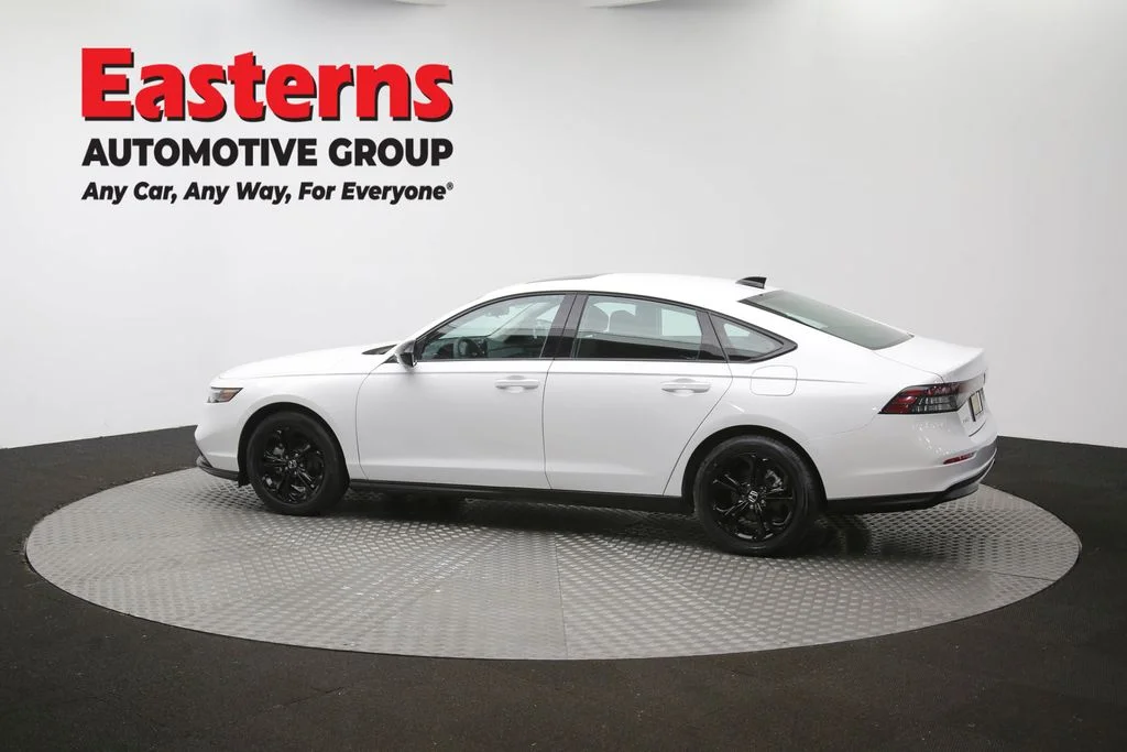 Used 2025 White Honda SE image 60