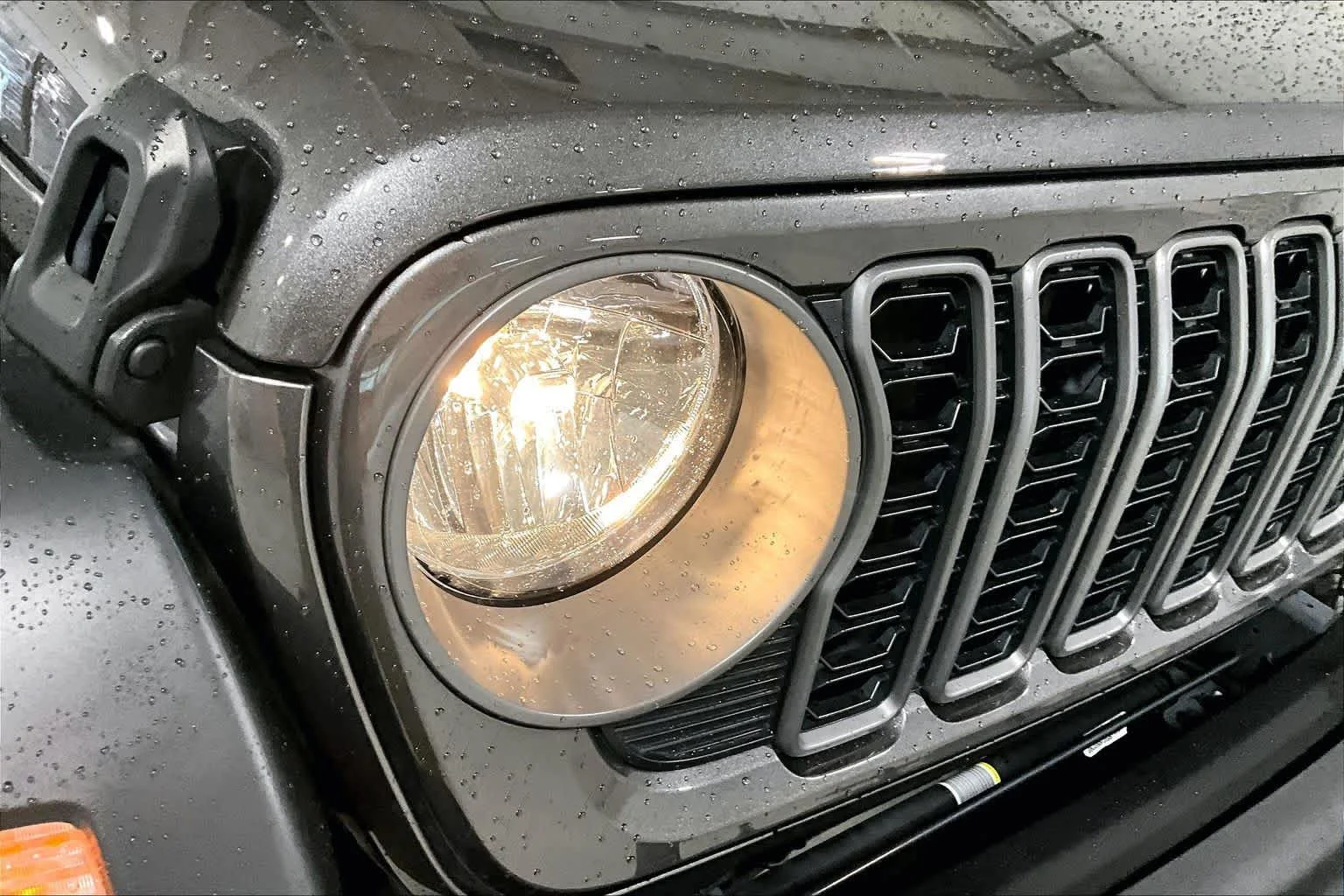 Used 2025 Granite Crystal Metallic Clearcoat Jeep Sport S image 26