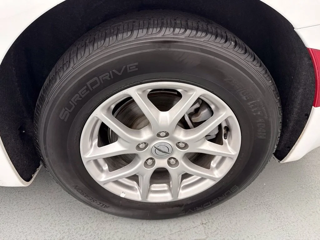 Used 2025 White Chrysler Select image 6