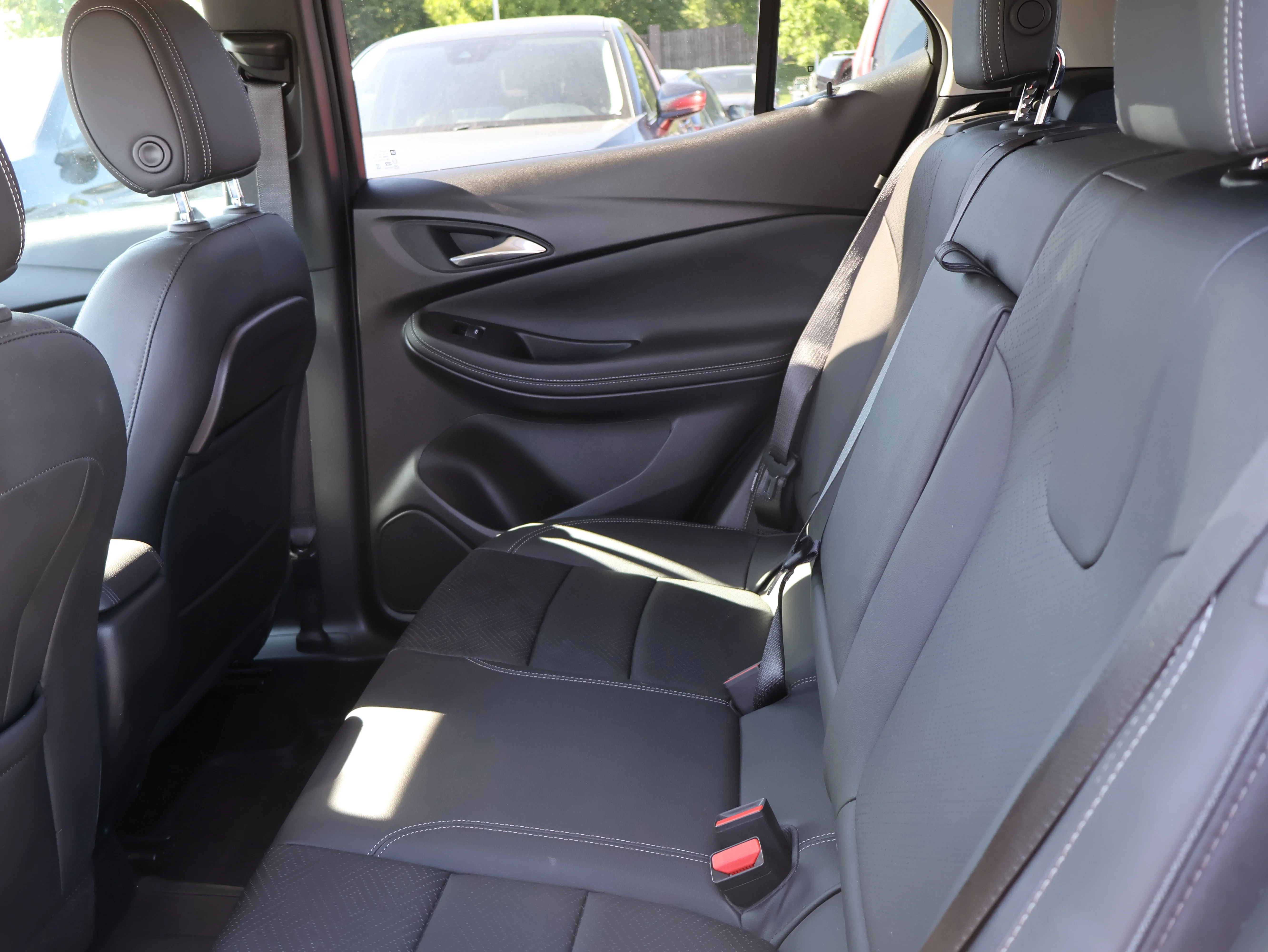 Used 2023 White Frost Tricoat Buick Essence image 17