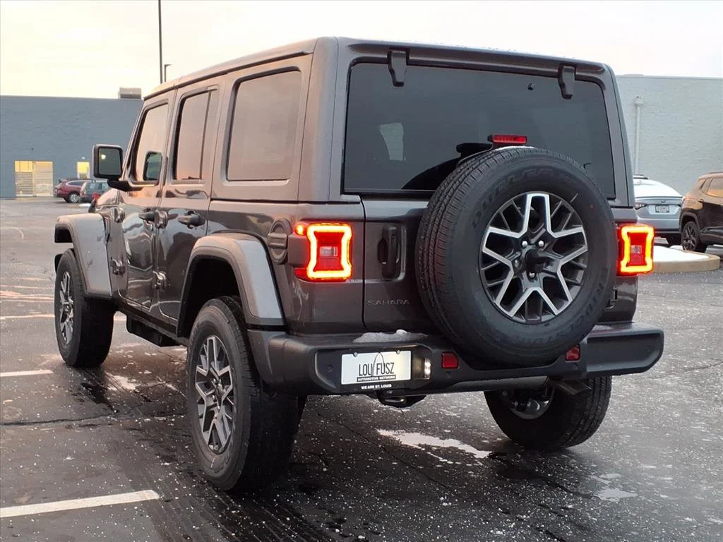 New 2026 Granite Crystal Metallic Clear-Coat Exterior Paint Jeep Sahara image 4