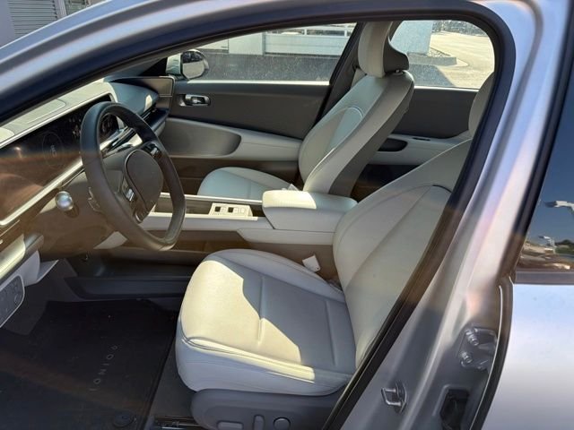 Used 2025 Gold Hyundai Limited image 3