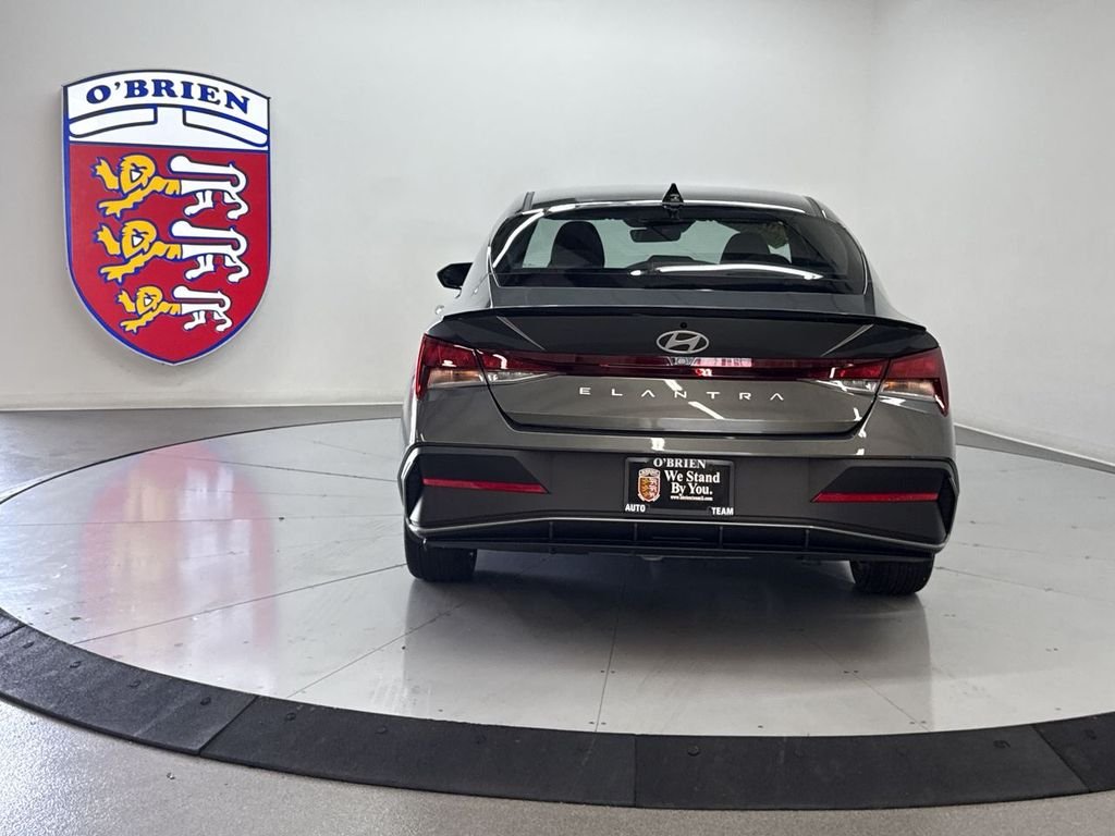 Used 2025 Gray Hyundai SEL Sport image 11