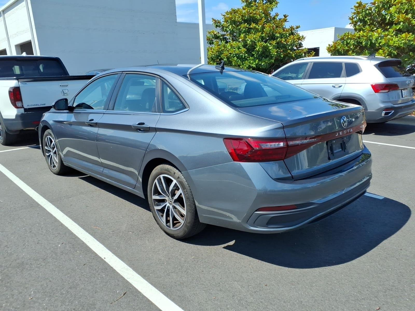 Used 2025  Volkswagen SE image 3