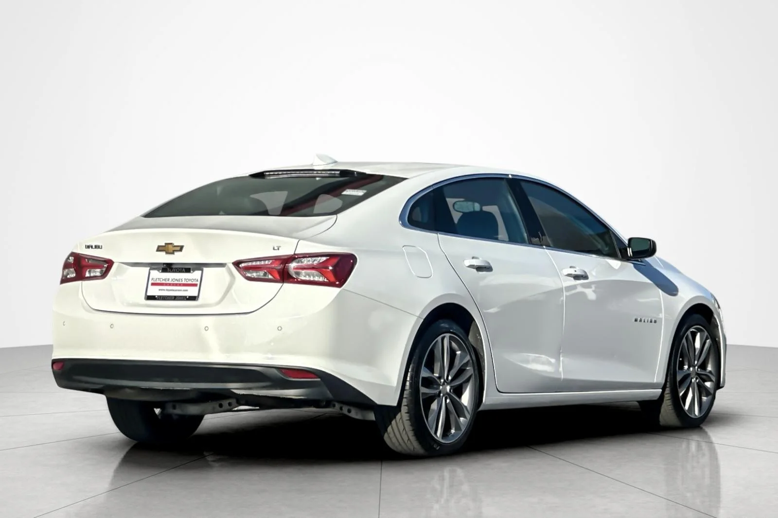 Used 2024 Summit White Chevrolet LT image 5