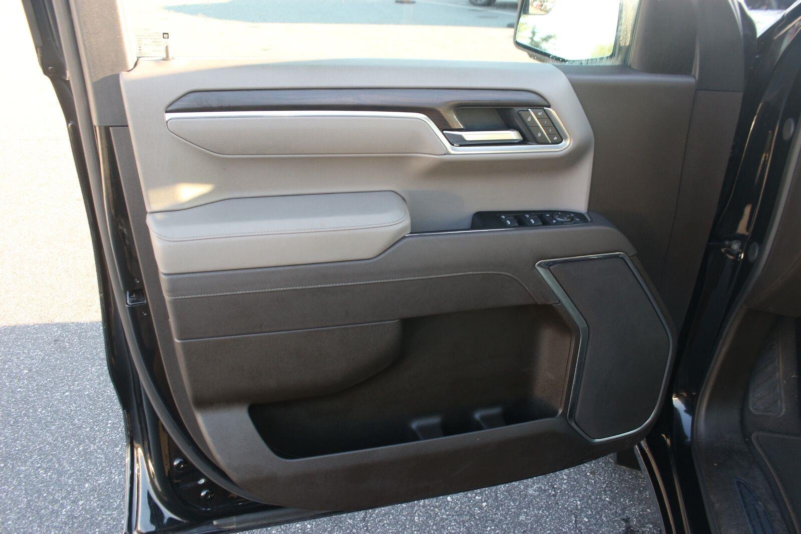 Used 2025 Onyx Black GMC SLT image 13