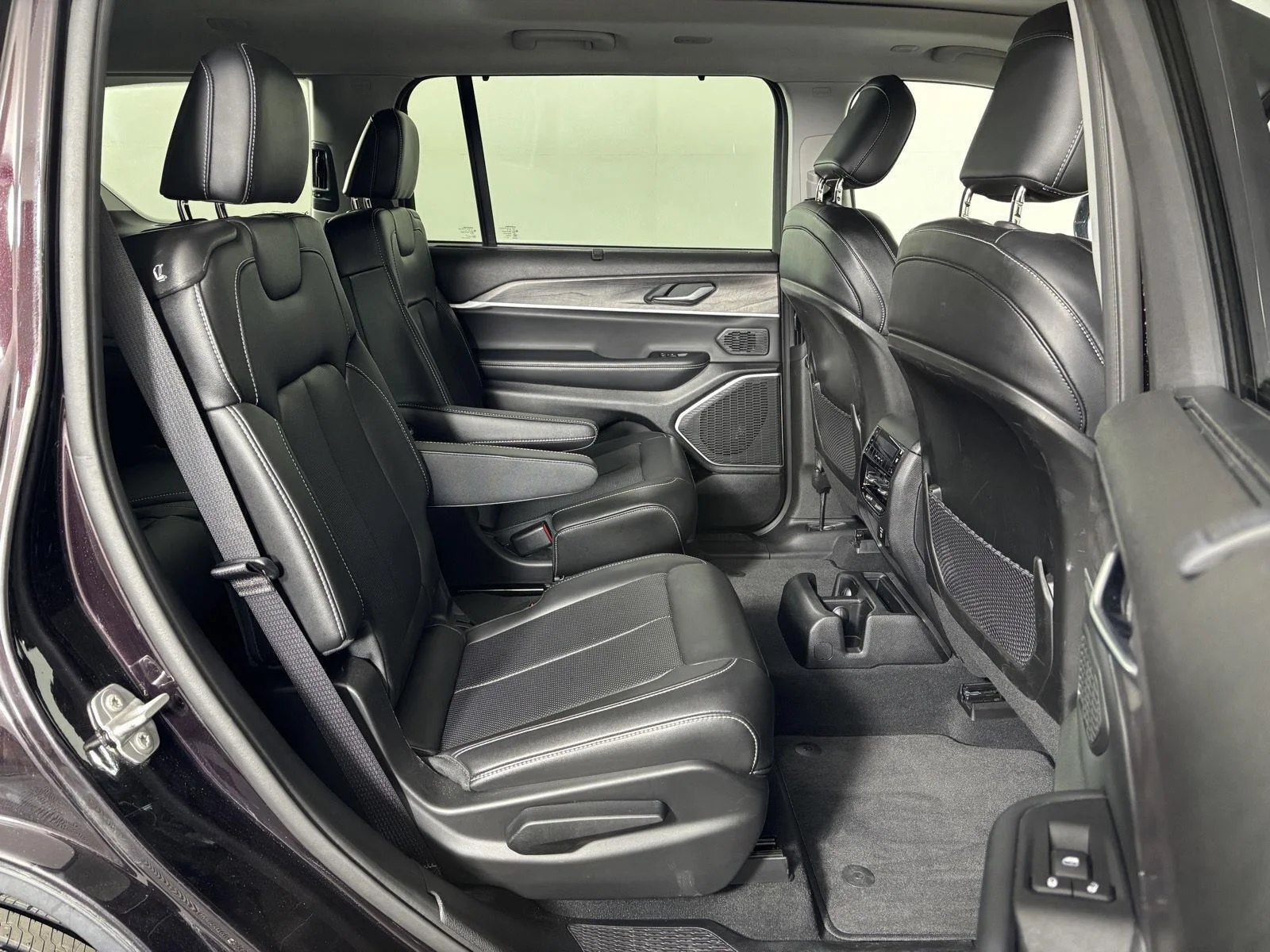 Used 2023 Ember Pearlcoat Jeep Limited image 18