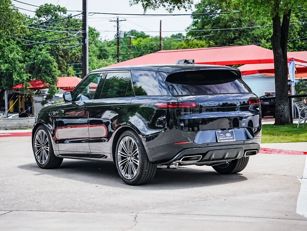 New 2026 Santorini Black Land Rover Dynamic SE image 5