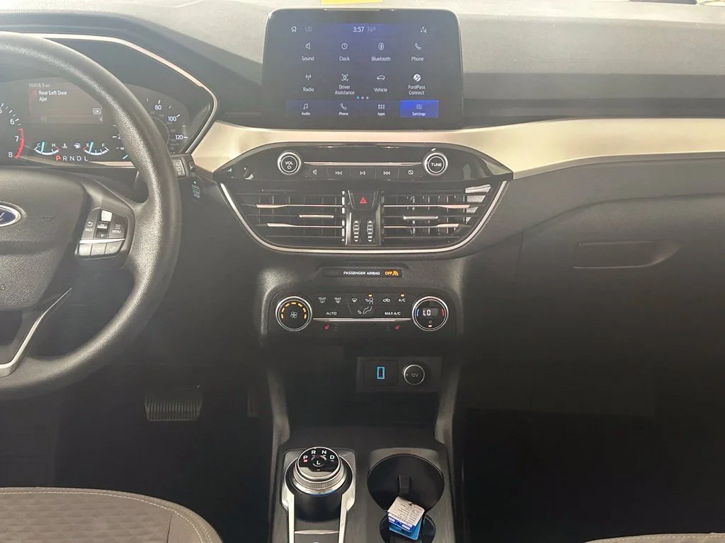 Used 2020 Green Ford SE image 2