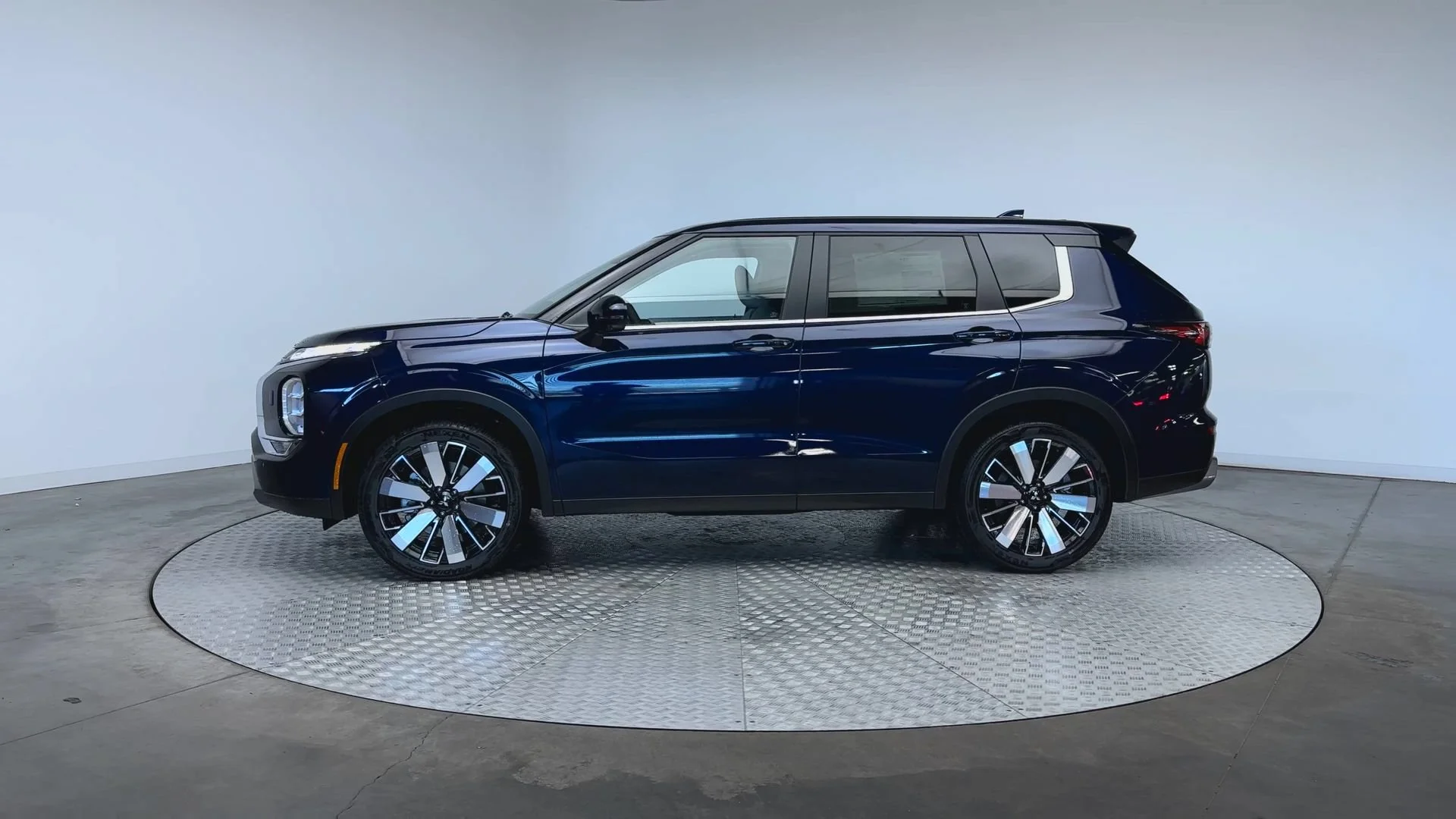 New 2026 Cosmic Blue Metallic Mitsubishi SE image 5