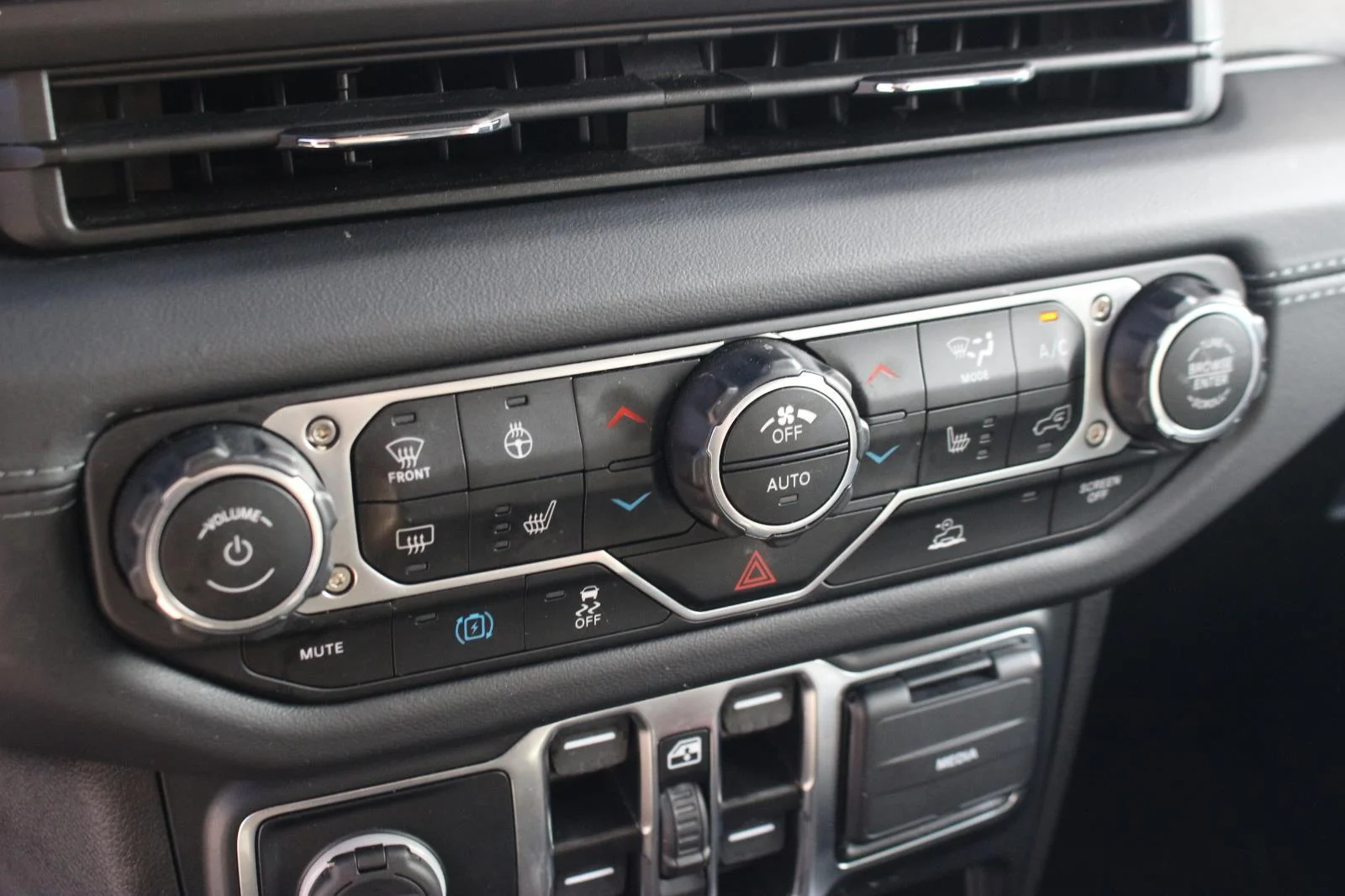 Used 2024 Grey Jeep Sahara image 23