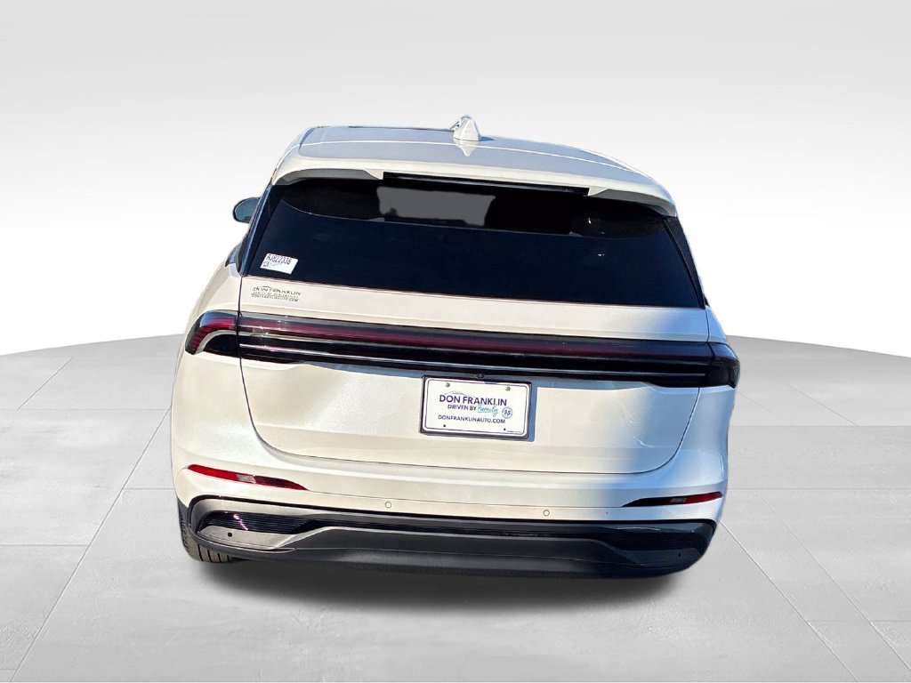 Used 2024 White Lincoln Premiere image 4