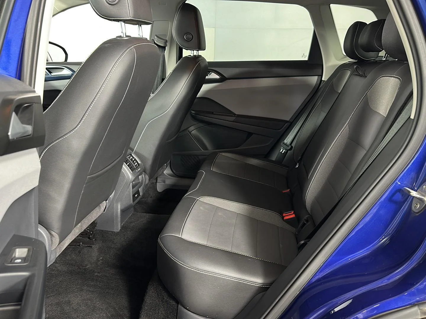 Used 2023 Dusk Blue Metallic Volkswagen SE image 9