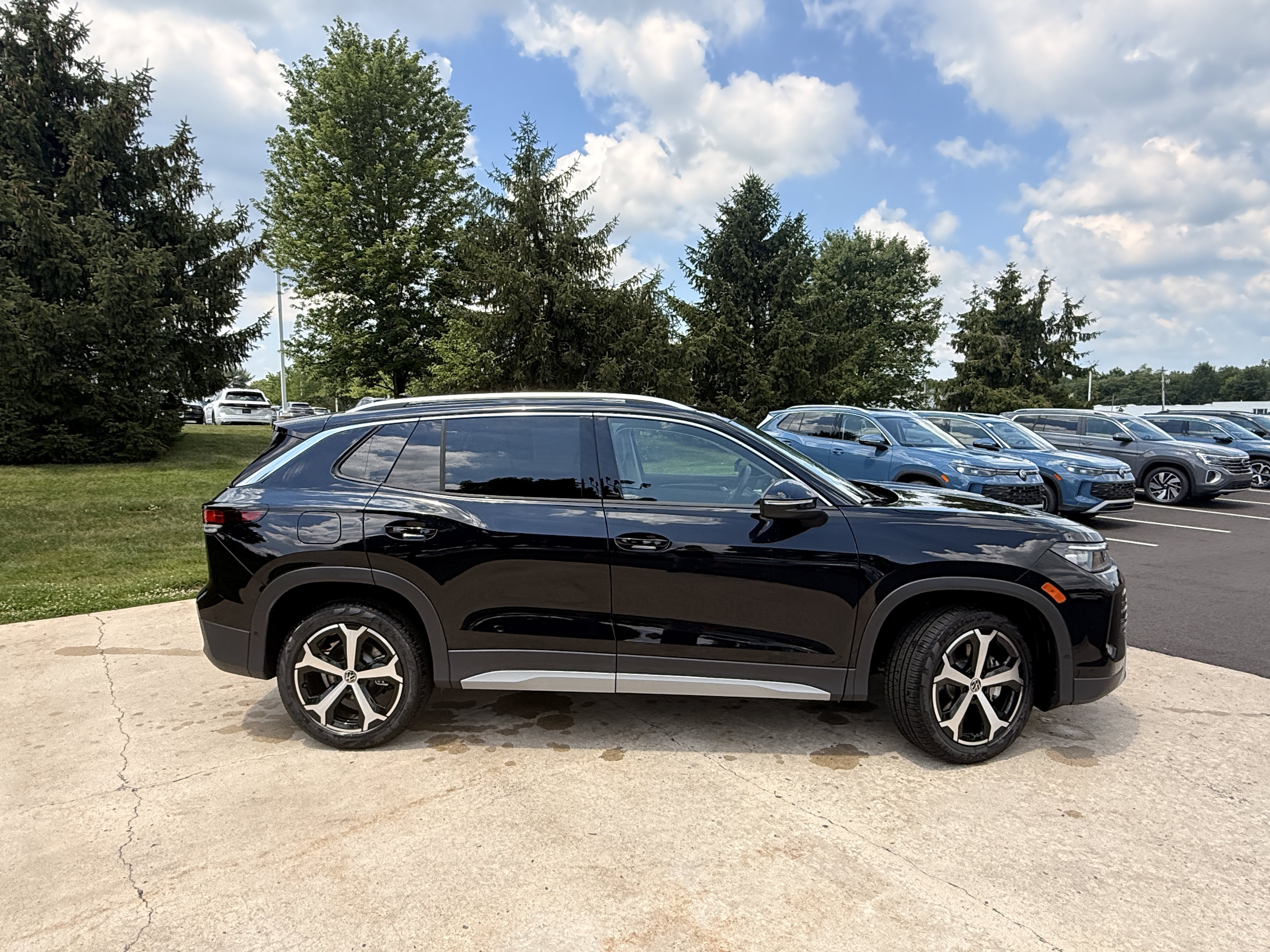 New 2026 Deep Black Pearl Volkswagen SE image 14