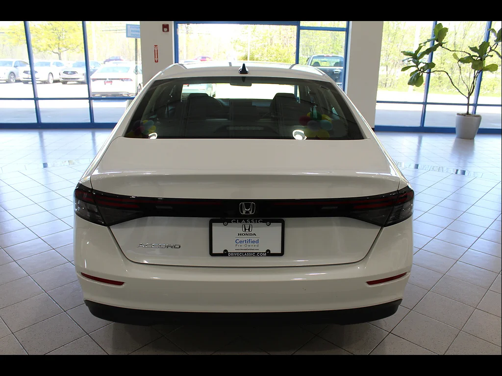 Certified Used 2025 Platinum White Pearl Honda SE image 6
